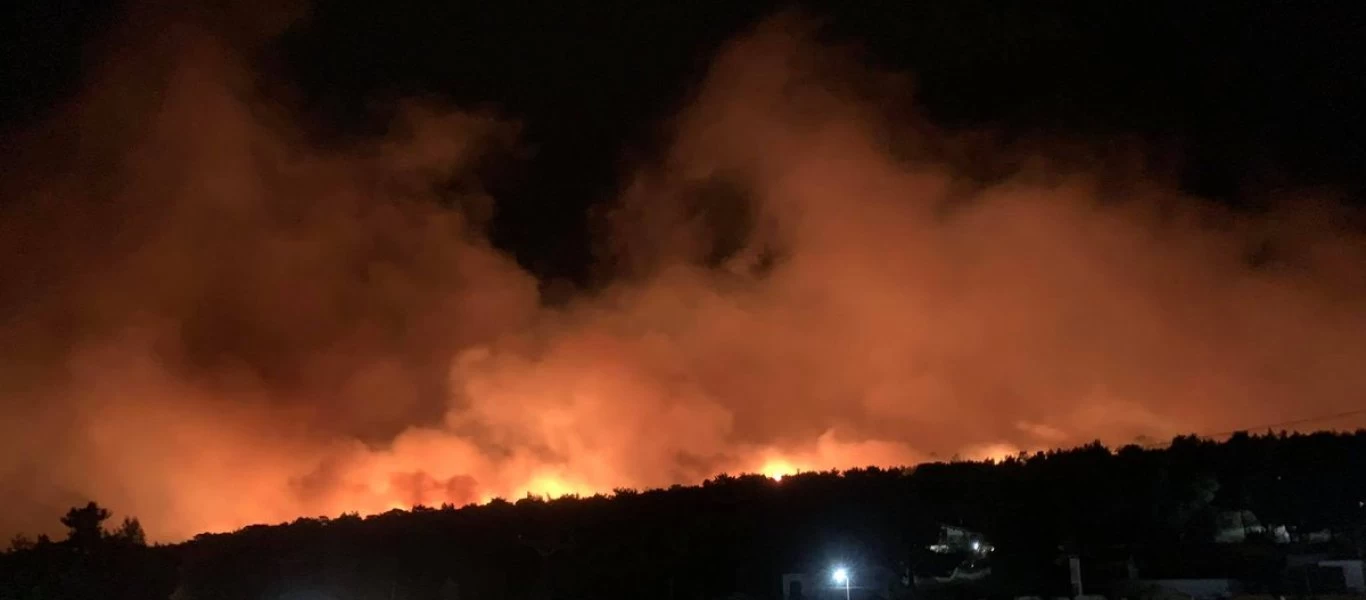 Φωτιά στον Σχίνο: Εκκενώθηκαν οικισμοί και κάηκαν σπίτια - Προς Αλεποχώρι και Μέγαρα το πύρινο μέτωπο (upd)
